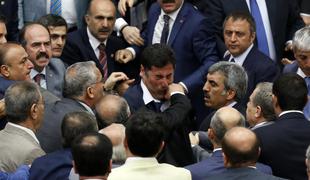 Hud pretep v turškem parlamentu. Ranjenih več poslancev.