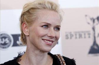 Eva Mendes s prestola vrgla Naomi Watts 