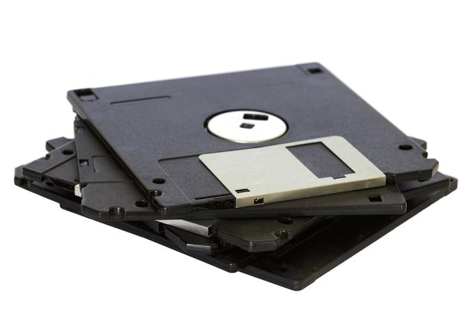Z leti se je njihov premer zmanjšal in se v prvi polovici 90. let, ko so bile glavni medij za prenos podatkov med računalniki, ustalil pri 8,89 centimetra, kapaciteta pa pri 1,44 megabajta. | Foto: Pixabay