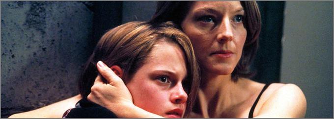 Meg Altman (Jodie Foster) se po ločitvi od bogatega moža s hčerko (Kristen Stewart ) vseli v newyorško hišo, katere posebnost je v tem, da je v njej soba za paniko. Še isti večer v hišo vdrejo trije zamaskirani moški. Hvaljeni triler je režiral David Fincher. • V nedeljo, 22. 11., ob 1.55 na FOX Movies. • Tudi v videoteki DKino. | Foto: 