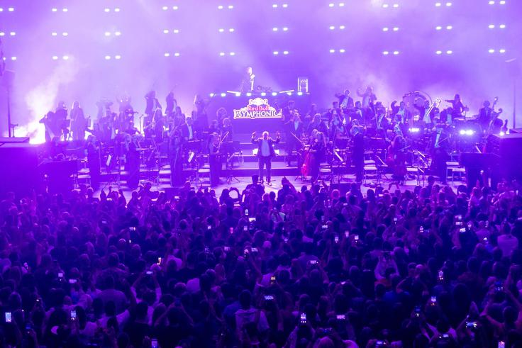 Na razprodanem tehno žuru v Križankah z DJ Umekom ga je presenetila izjemna energija občinstva: "Pulz je bil visok, občutki so bili fantastični, vsi v orkestru smo zelo uživali." Sodelovanje z DJ Umekom je po njegovih besedah pokazalo, da dobra glasba ne pozna žanrskih meja. Simfonični orkester Cantabile se je z njim odlično ujel, tudi po zaslugi aranžerja Abela Modica, člana orkestra in študenta jazz violine, ki je napisal vse aranžmaje. Glasbeniki so ob energičnih ritmih na odru celo zaplesali. | Foto: arhiv orkestra Cantabile