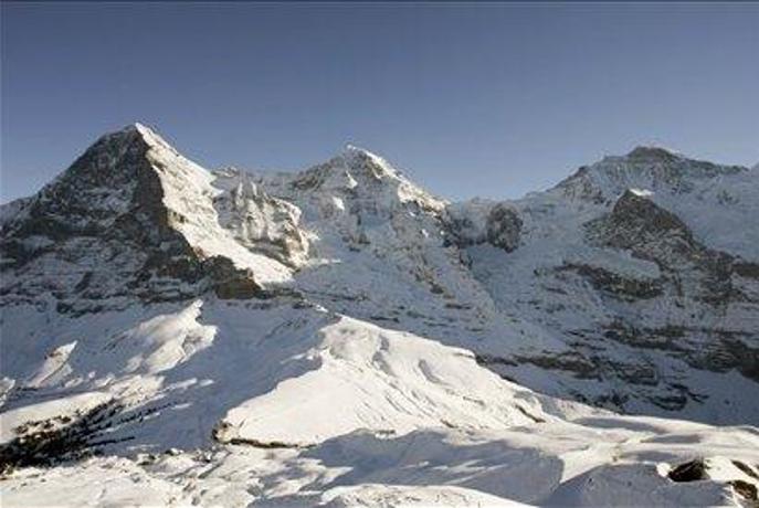 Ukrajinska družina zašla v snegu na gorski poti v Švico