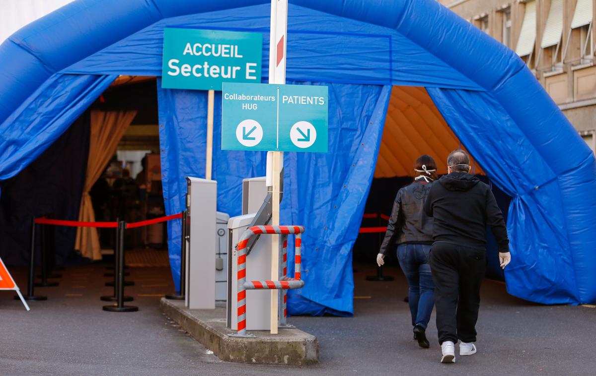 Švica | Pred univerzitetnim kliničnim centrom v Ženevi so postavili šotor za testiranje za koronavirus. | Foto Reuters
