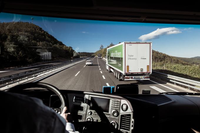 Na takem odseku avtoceste lahko tovornjak vozi le po obeh desnih prometnih pasovih. | Foto: Klemen Korenjak