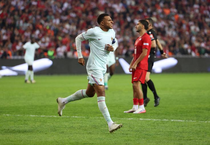  Kylian Mbappe se je ob zadetku za 1:0 poškodoval in bil nekaj minut pozneje zamenjan. | Foto: Reuters