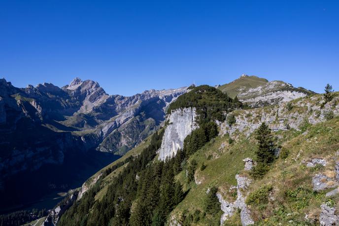 pohod na Schäfler | Levo v ozadju je Altmann, na tej krožni turi pa gremo po grebenu Schäflerja, na vrhu katerega je koča (desno). | Foto Matej Podgoršek