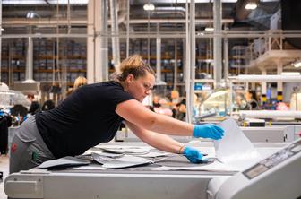 Število zaposlenih na račun upada samozaposlenih navzgor