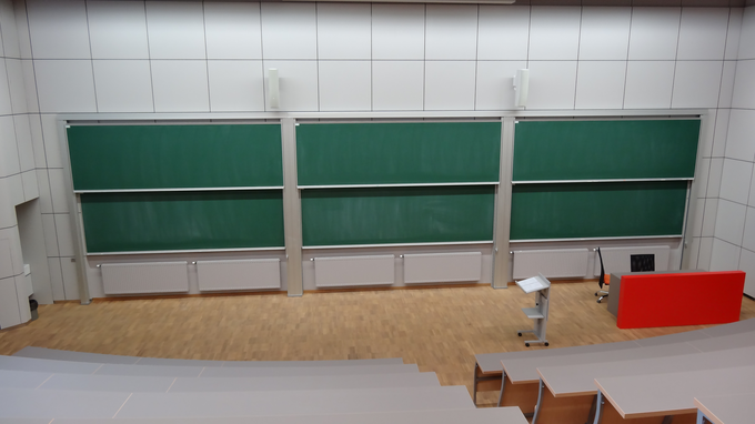 TIP table so različnih dimenzij in funkcionalnosti. Na fotografiji dvižne zelene TIP table v novih prostorih ljubljanske fakultete. | Foto: 