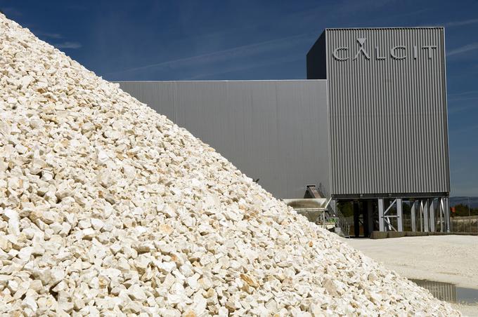 Calcit ima proizvodni obrat v Gospiću na Hrvaškem, kjer je bogato nahajališče belega apnenca. | Foto: Calcit