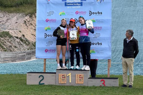 Ema Volavšek na stopničkah v Franciji