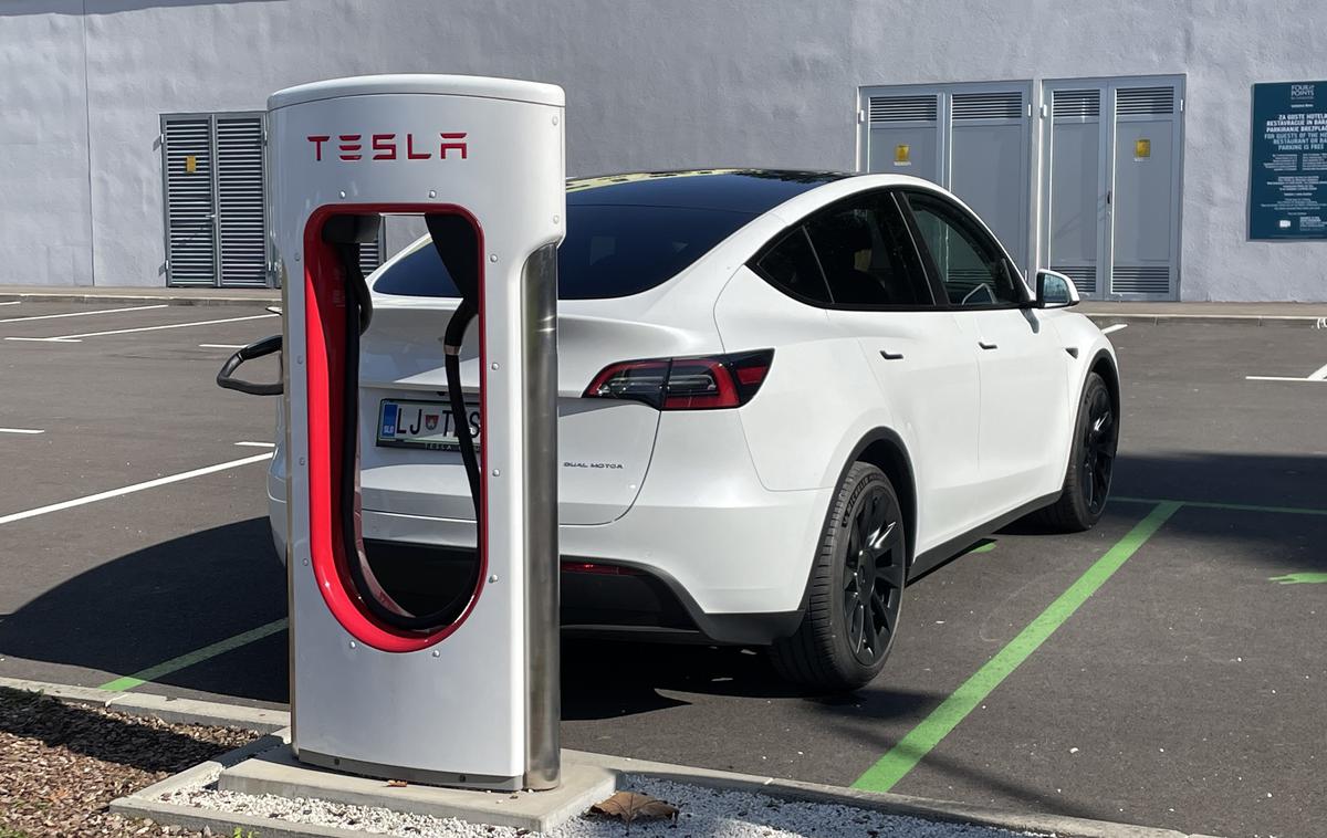 Tesla model Y | Tesline polnilnice so povsod načrtovane za njihove avtomobile in vozila nekaterih drugih proizvajalcev imajo težave z dostopom. | Foto Gregor Pavšič