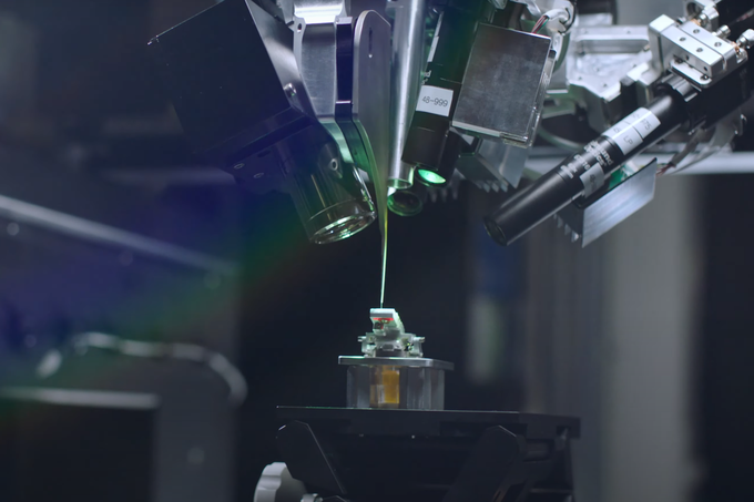 Kirurški robot za vgradnjo vsadka ni več videti kot naprava smrti iz grozljivke (na fotografiji), ki jo je Neuralink pokazal lani. | Foto: Neuralink