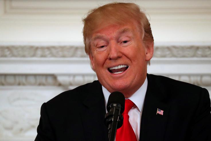 Do Trumpovega podpisa, ki ga je Bela hiša objavila v petek pozno zvečer - ko običajno objavlja vesti, za katere upa, da jih v javnosti ne bodo opazili - prihaja v času napetih odnosov med Washingtonom in Pekingom zaradi napovedane uvedbe ameriških carin na uvoz jekla in aluminija. | Foto: Reuters