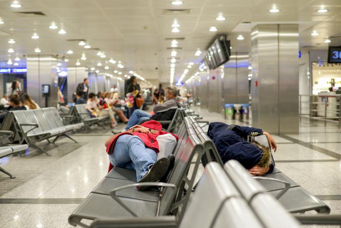 Kakršnakoli zamuda, ki bi nastala, ker se potnik ne bi pravočasno prijavil na polet ali zglasil na izhodu v letalo, prevoznika razrešuje odškodninske odgovornosti in vseh drugih obveznosti. | Foto: Shutterstock