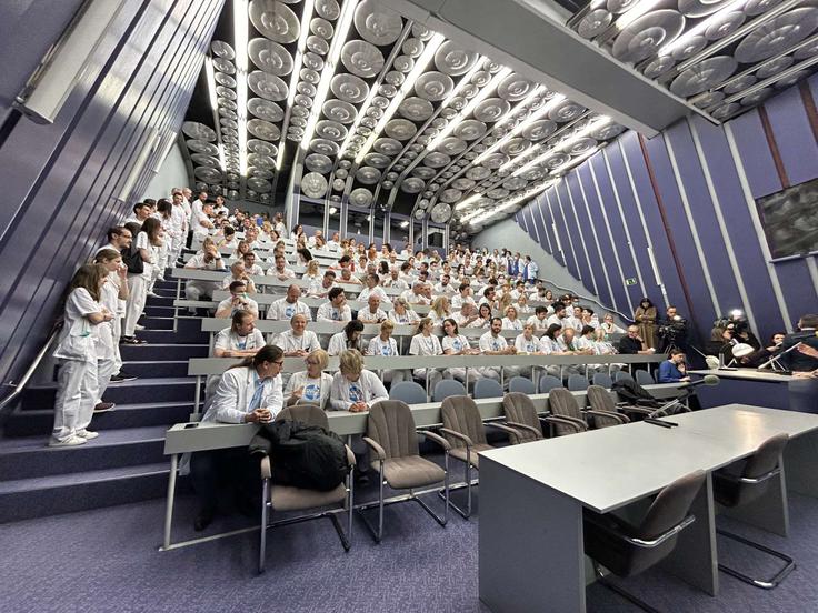 Preklicev soglasij za nadurno delo je bilo v ljubljanskem UKC največ med zdravniki na kirurški kliniki, ginekološki kliniki, med delujočimi v intenzivnih enotah, v diagnostiki, denimo radiologiji, pa tudi med anesteziologi. Najmanj preklicev je bilo na internih klinikah. "Tudi zato, ker so ponekod v preteklosti dobro kadrovali in imajo ambulante in nujno zdravstveno varstvo pokrito tudi brez soglasij za nadurno delo," je pojasnil Stanković. | Foto: Matic Prevc/STA