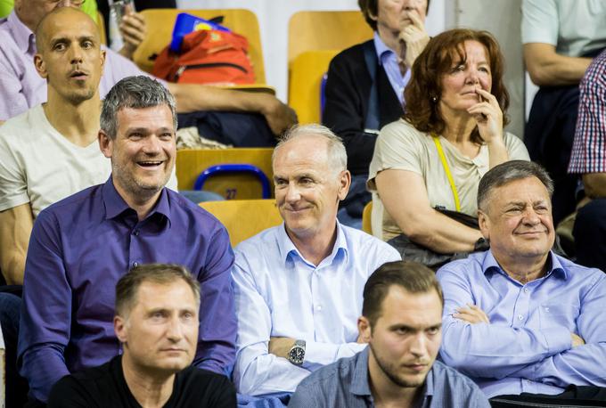 Berločnik (skrajno levo) si je zadnjo tekmo Olimpije v sezoni 2016/17, na kateri je postala državni prvak, ogledal v družbi koordinatorja pokroviteljev Jožeta Mermala in ljubljanskega župana Zorana Jankovića. | Foto: 