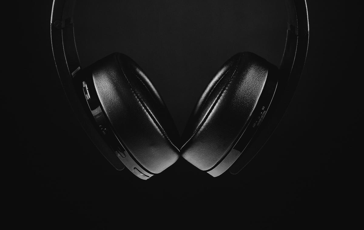 Slušalke | V tekmovanju Naj digi se v podkategoriji slušalke za naziv naj digi poteguje pet tekmovalcev: Apple AirPods, Huawei FreeBuds Pro, JBL Free II, Samsung Galaxy Buds in Sony WH-1000XM4. | Foto Unsplash
