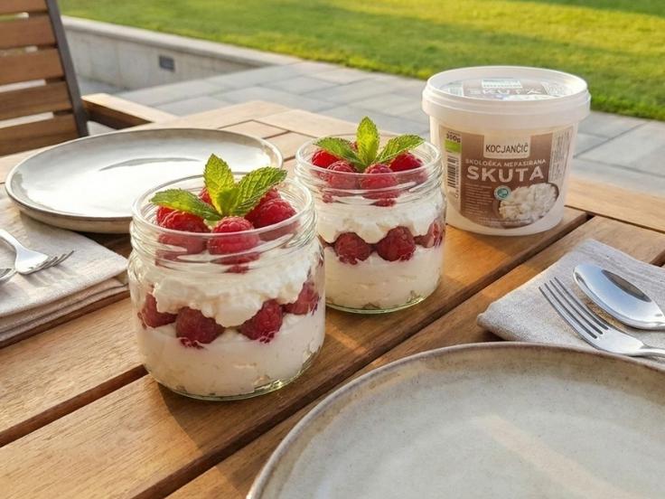 Krema iz ekološke albuminske skute je enako okusna, če jo pripravite že večer prej (slika je bila ustvarjena s pomočjo umetne inteligence). | Foto: Spar