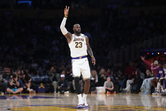 LeBron James | LeBron James in Los Angeles Lakersi so se na zadnji tekmi rednega dela sezone pomerili z Utah Jazzom. | Foto Reuters