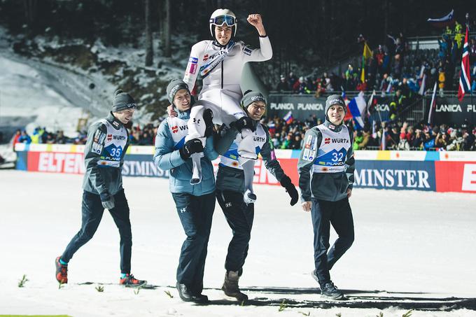 Timi Zajc je še četrti slovenski svetovni prvak v smučarskih skokih. Po Franciju Petku (1991), Roku Benkoviču (2005) in Emi Klinec (2021). | Foto: Grega Valančič/Sportida