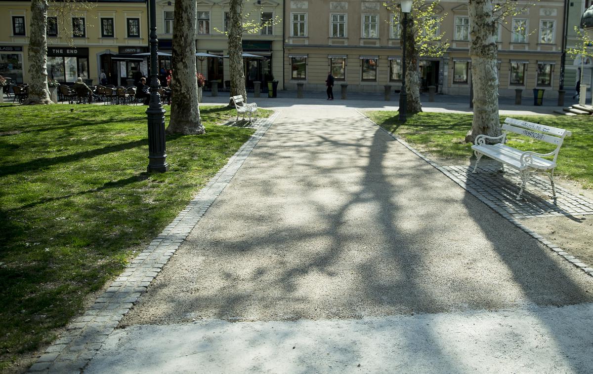 Kongresni trg | Poti v Parku Zvezda za zdaj v večini ostajajo peščene, na občini pa iščejo rešitve. | Foto Ana Kovač