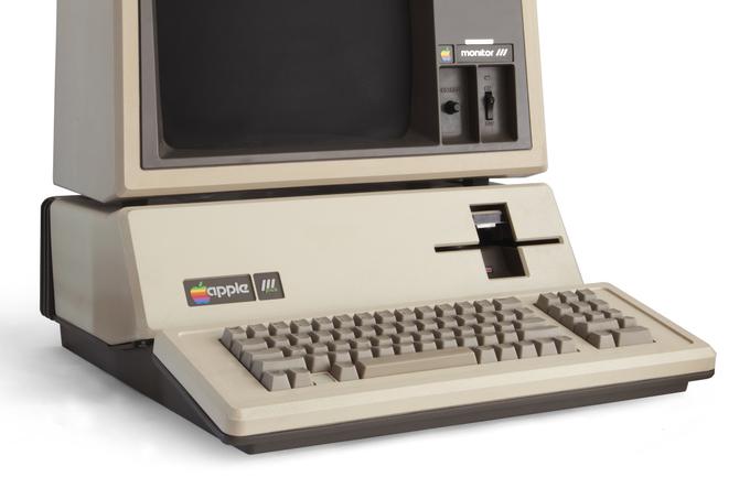 Apple III je bil računalnik, s katerim se je želel Apple približati tudi poslovnim uporabnikom, ne le navdušencem nad računalništvom, ki so se po službi zaprli v klet in programirali.  | Foto: Thomas Hilmes/Wikimedia Commons