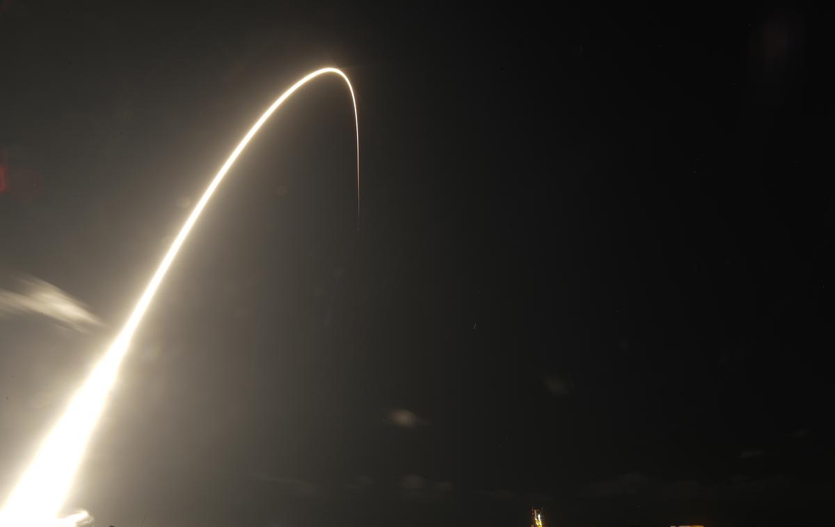 Starlink | Starlink ima v vesolju že 1.740 satelitov. Končni cilj divizije podjetja SpaceX je 30 tisoč satelitov, prek katerih bodo omogočili dostop do spleta ljudem z vsega sveta. | Foto Guliverimage