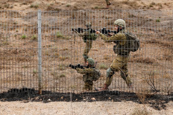 Izraelski vojaki ob meji z Gazo na jugu države. | Foto: Reuters