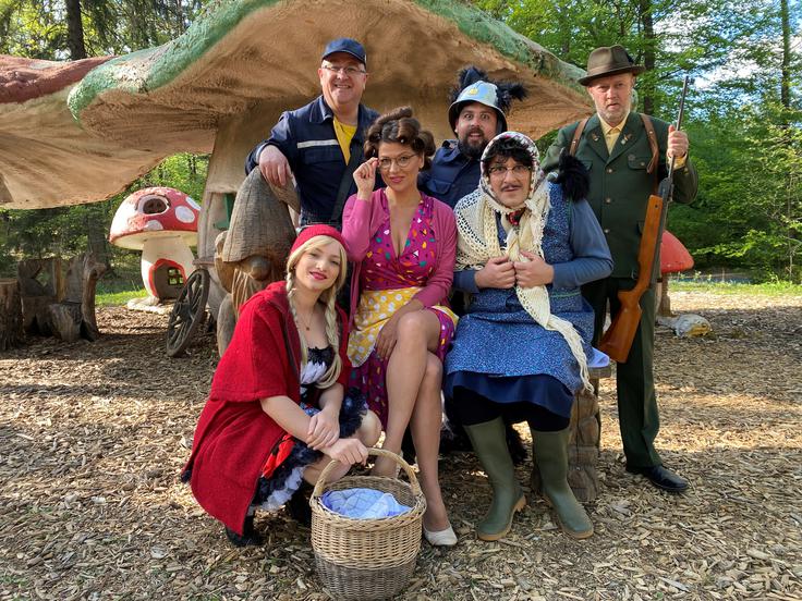 Voditeljici Jasni Kuljaj, natakarici Sofiji (Alja Prgin), novinarju Regonu (Sašo Đukić), poštarju Peški (Boštjan Meglič) in gasilcu Sašu (Sašo Dobnik) se je pridružil tudi vedno nabriti Matjaž Javšnik. | Foto: 