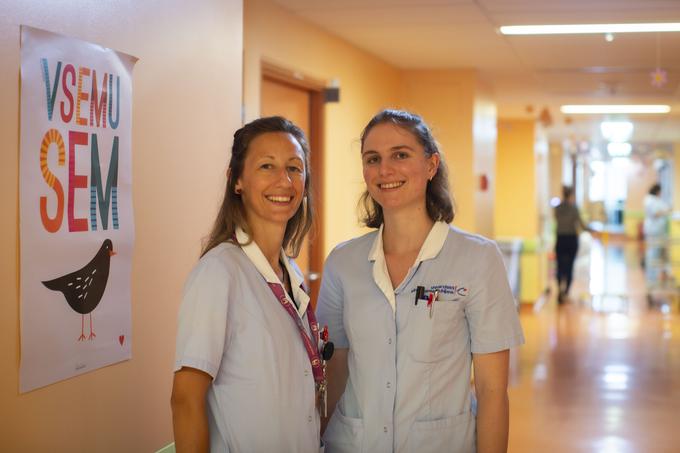 Medicinski sestri Tadeja (levo), ki se je kolektivu pridružila pred tremi meseci, in Eva (desno) z nasmehom na obrazu vsak dan prihajata v službo. | Foto: Bojan Puhek
