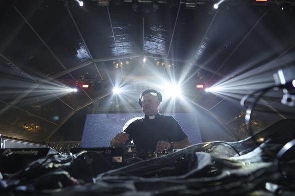 50-letni duhovnik oltar pogosto zamenja za DJ mešalno mizo in vrti elektronsko glasbo #video