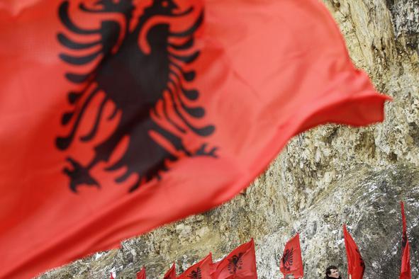 Na dan zgodovinskega obiska srbskega premierja v Tirani ubiti trije moški