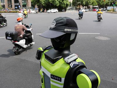 Kitajski roboti pomagajo prometnim policistom #foto