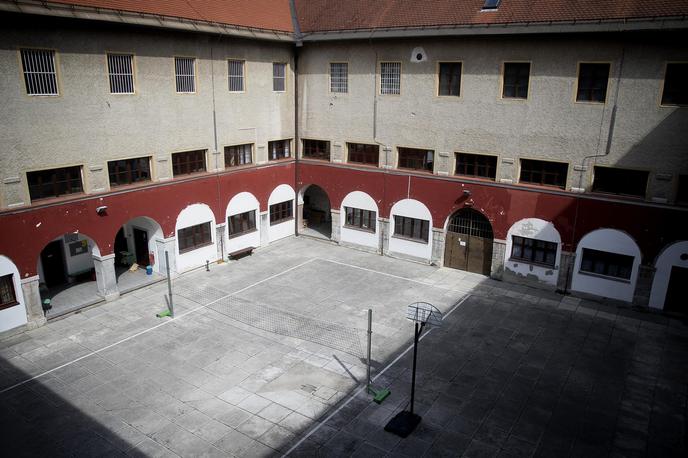 zapor ig ženski | Sodišče je ugotovilo, da od začetka ni imela nobenega namena vrniti niti evra. Višje sodišče je obsojenki izreklo enotno kazen dve leti in osem mesecev zapora, vrhovni sodniki pa so sodbo zdaj dokončno potrdili. | Foto Ana Kovač