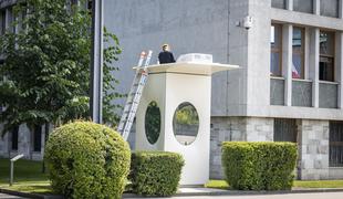 Stražarji državnega zbora ne bodo več mokri. Hiške popravljajo.