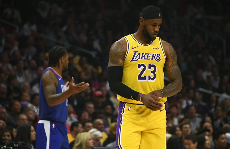 LeBron James je v novo sezono vstopil z domačim porazom proti mestnemu tekmecu Clippers. | Foto: Reuters