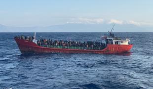 Pred obalo Krete odkrili ladjo s 400 migranti na krovu #video
