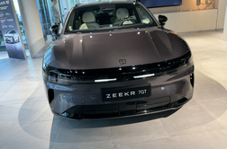 Slovenske kupce premijskih avtomobilov so že zamikali: Zeekr v Ljubljani z novostjo