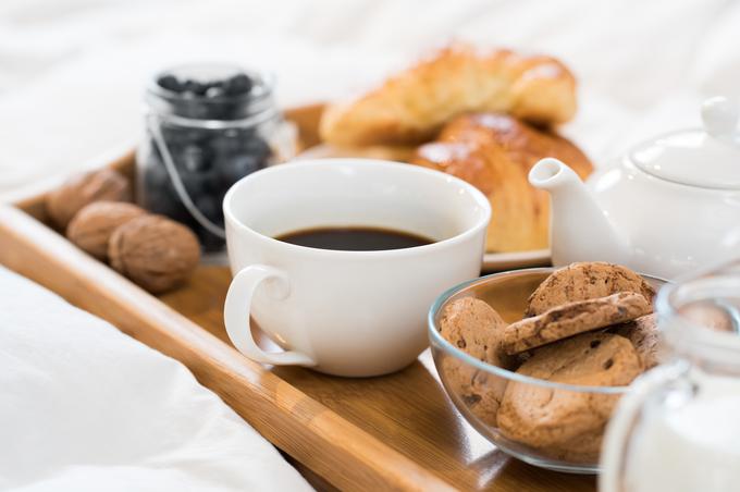 Zajtrk, ki je poln sladkorja in ne ponuja vlaknin ter beljakovin, lahko na dolgi rok škoduje. | Foto: Thinkstock