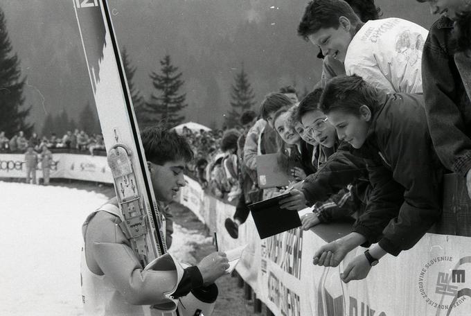 Med navijači je bil vedno dobrodošel. (Na fotografiji: Petek med podpisovanjem avtogramov na svetovnem prvenstvu v Planici, marca 1990.) | Foto: Nace Bizilj, hrani Muzej novejše zgodovine Slovenije