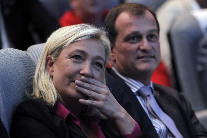 Le Penova je bila dvakrat poročena. Prvič od leta 1995 do 2000 s Franckom Chauffroyem (z njim ima tri otroke), nato z Ericom Lorio od leta 2002 do 2006. Od leta 2009 je njen partner Louis Aliot (na fotografiji), ki je delno judovskega rodu. Vsi trije moški njenega življenja so funkcionarji Nacionalne fronte. | Foto: Reuters