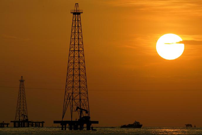 Nekaj | Venezuela je država z največ ocenjenimi zalogami nafte na svetu, vprašanje pa je, ali je to glavni razlog za ameriški vojaški poseg. Tudi velike ameriške naftne družbe opozarjajo na velika poslovna tveganja v primeru svoje vrnitve v Venezeulo. | Foto Guliverimage