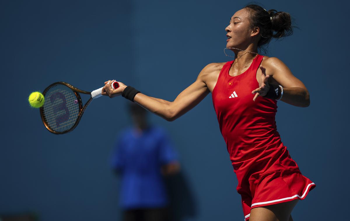 Zheng Qinwen | Zheng Qinwen se je pred domačimi navijači uvrstila v finale turnirja WTA 500 v Zhengzhouju na Kitajskem. | Foto Guliverimage