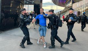 Pariška policija se je opravičila za uporabo solzivca