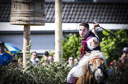 Divja tradicija v Ljubljani: konji brez sedla, fantje s kijem #video #foto
