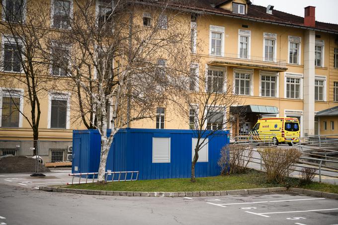 Pred infekcijsko kliniko Univerzitetnega kliničnega centra (UKC) Ljubljana bodo danes namestili tri zabojnike, v katerih bodo odvzemali brise bolnikom s sumom na okužbo s koronavirusom. | Foto: STA ,