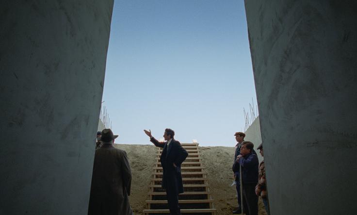 Medtem ko je Tóth mojster svojega projekta v načrtih, pri izvedbi pogosto trči na ovire van Burenovih gradbenikov. | Foto: Karantanija Cinemas