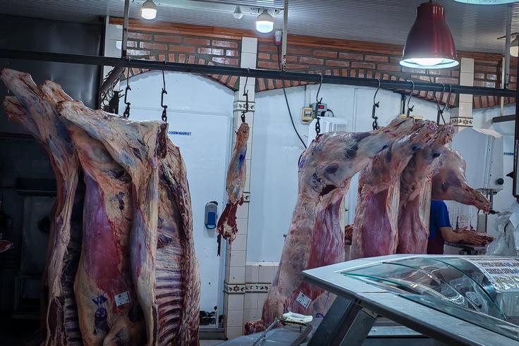Goveje meso v delu trgovine v Argentini.  | Foto: K. M.