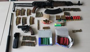 Policisti v dveh hišnih preiskavah zasegli večje količine orožja #foto
