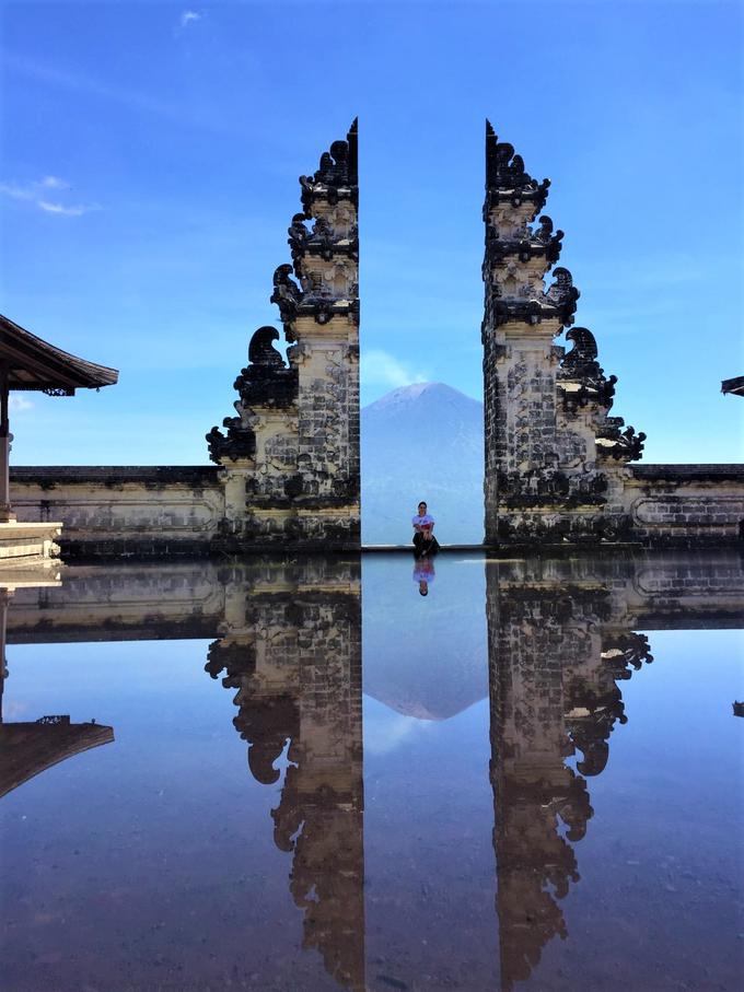Iva se je slikala pred "nebeškimi vrati". V ozadju je viden tudi vulkan Agung. | Foto: Osebni arhiv